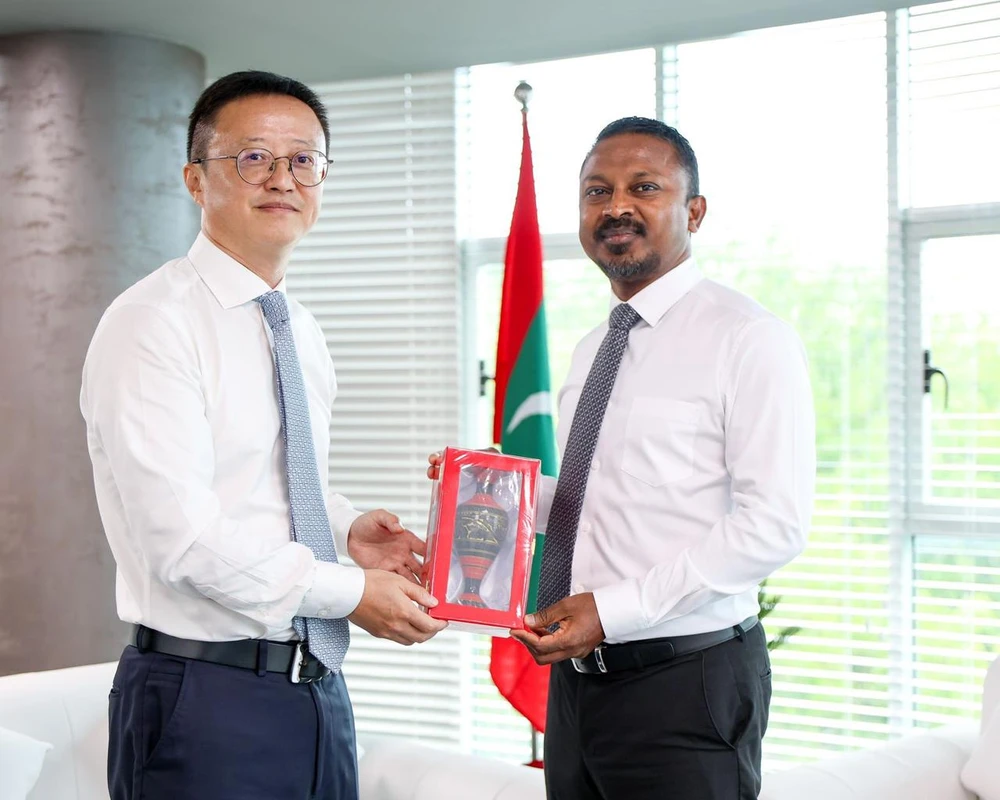 photo for ބަންޑާރަނައިބު އަލްއުސްތާޛް އަޙްމަދު އުޝާމް ޗައިނާގެ ސަފީރު ކޮންގް ޒިއަންހުއާއާ ބައްދަލުކުރެއްވުން